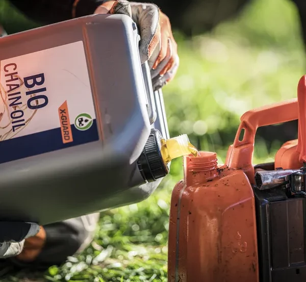 Kanystry,oleje a maziva